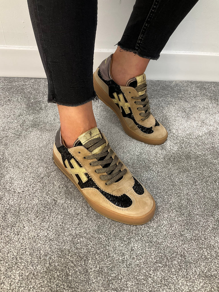 AT - CAMEL AND BLACK